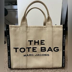 THE JACQUARD
MEDIUM TOTE BAG